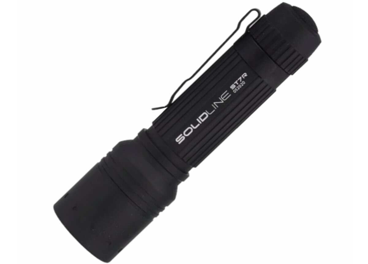 Latarka LEDLENSER Solidline ST7R, szerokość, strumień, rozproszone, swoboda, na białym tle latarka pod skosem skierowana do dołu