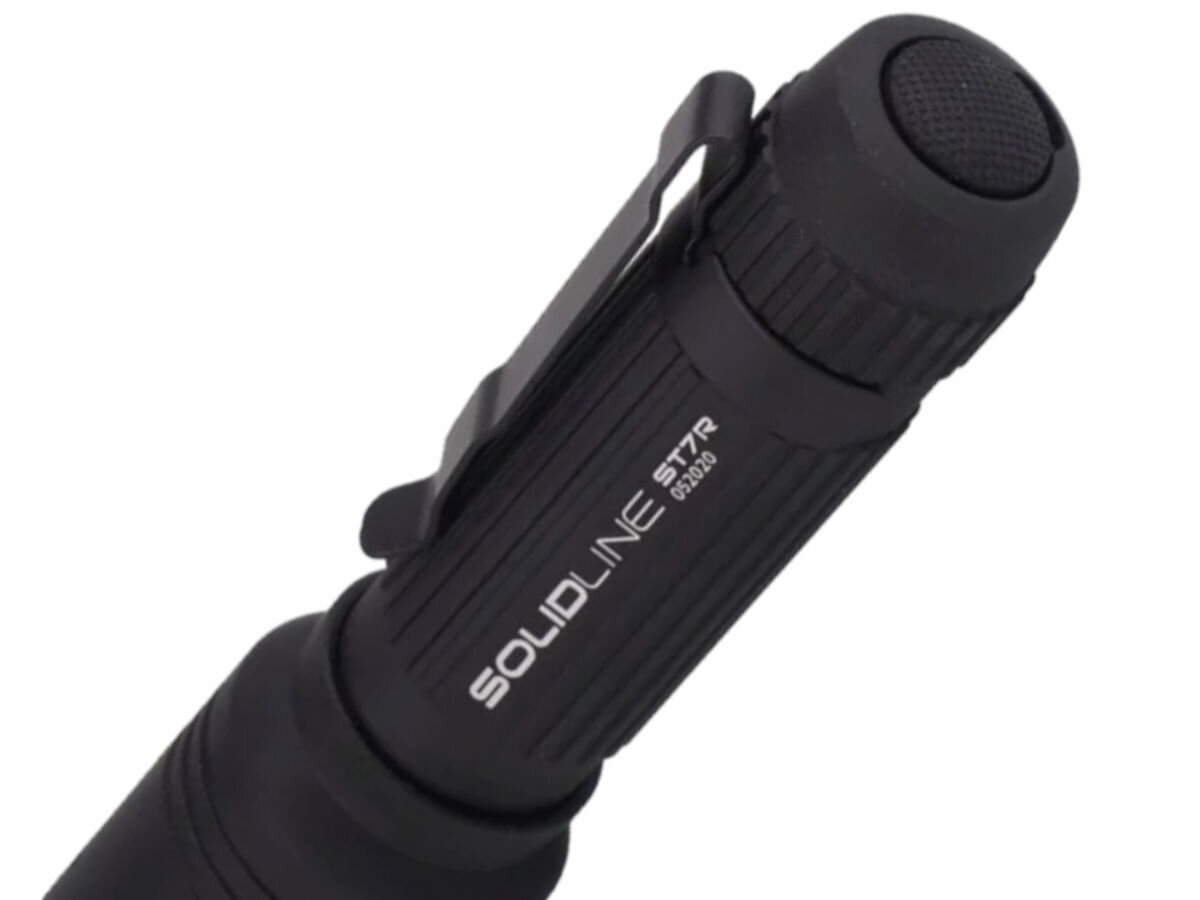 Latarka LEDLENSER Solidline ST7R, szybka, płynna, dypozycja, jasność, na białym tle zbliżenie na tylni przycisk latarki