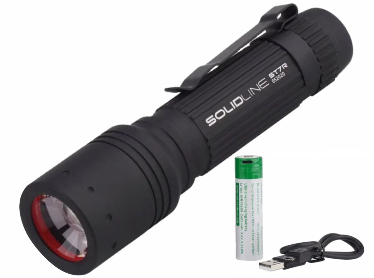 Latarka LEDLENSER Solidline ST7R, pojemność, micro-USB, energia, kabel, na białym tle latarka frontem prawo skos oraz bateria z micro-USB