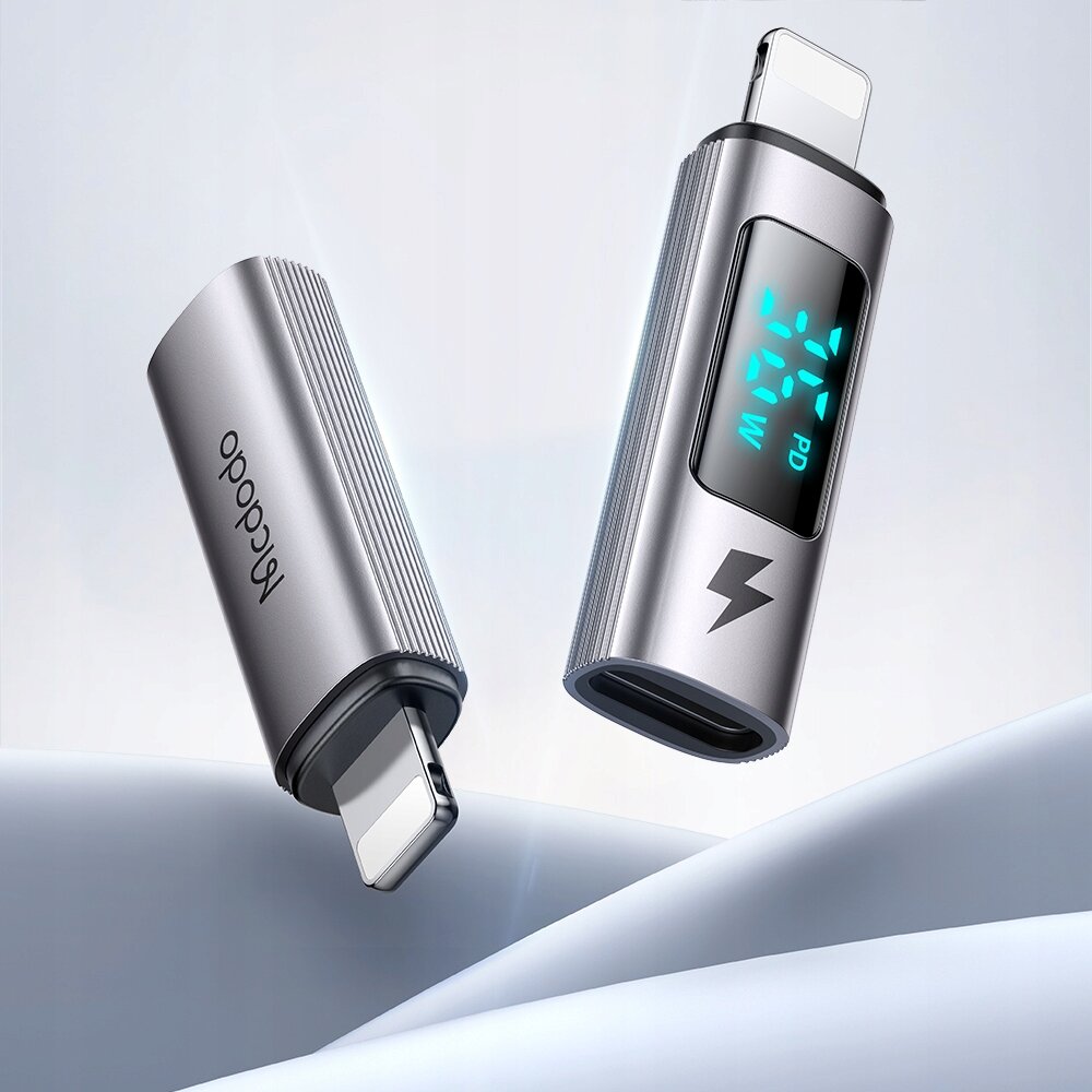 Na obrazie widoczne są dwa metaliczne adaptery USB-C do Lightning, jeden z wyświetlaczem pokazującym \'PD 36W\' i symbolem błyskawicy. Na jednym z adapterów znajduje się napis \'Mcdodo\'.