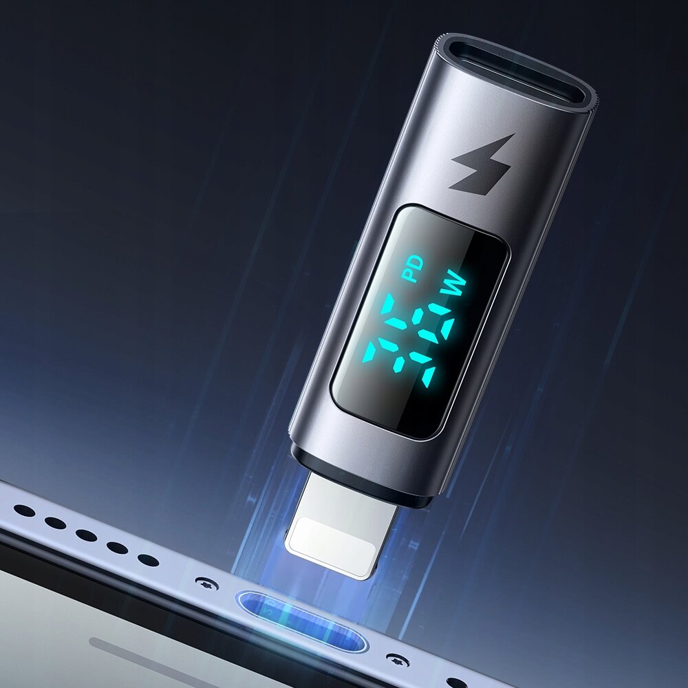 Srebrny adapter z wyświetlaczem pokazującym \'PD 36 W\' oraz symbolem błyskawicy na obudowie. Adapter jest zbliżony do portu urządzenia elektronicznego.