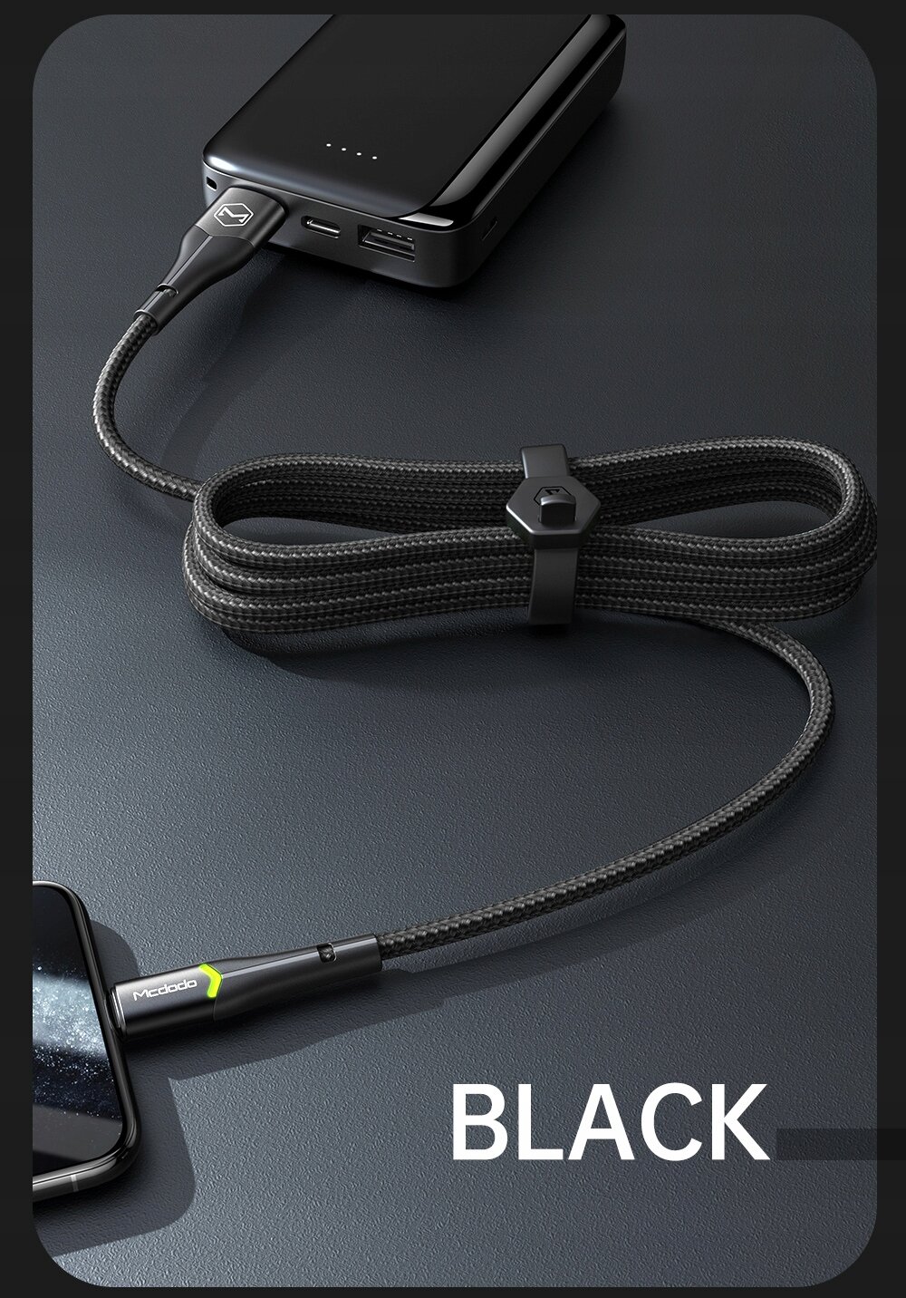 Na obrazie widać czarny kabel USB podłączony do powerbanku i telefonu. Na kablu widoczny jest napis \'Mcdodo\', a w dolnej części obrazu znajduje się tekst \'BLACK\'.