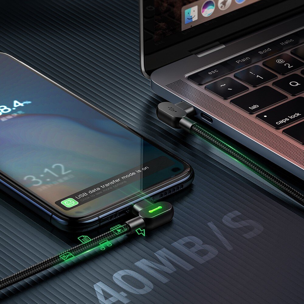 Na obrazie widać smartfon podłączony do laptopa za pomocą kątowego kabla USB-C z zielonym podświetleniem. Na ekranie telefonu widoczny jest tekst: \'USB data transfer mode is on\', a na powierzchni pod urządzeniami napis \'480MB/S\'.