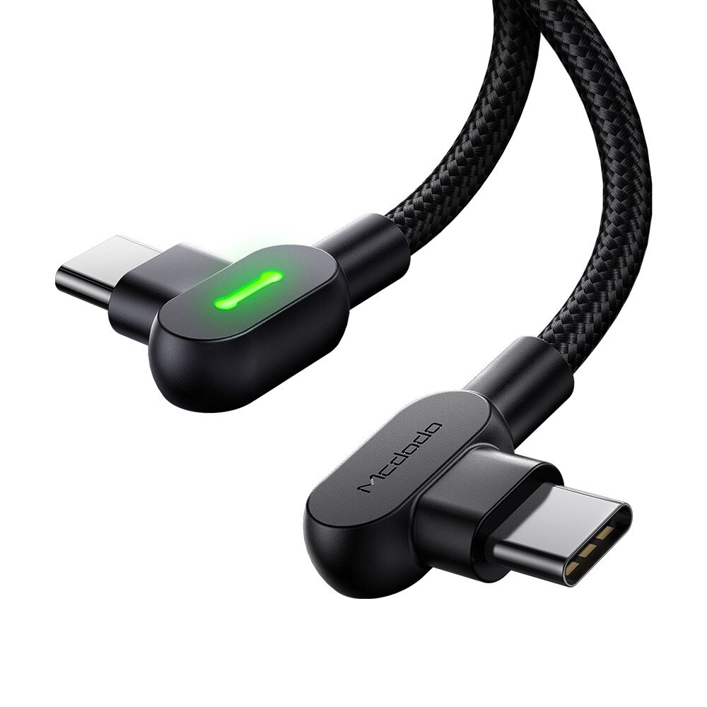 Na obrazie widoczny jest czarny kabel USB-C z kątową końcówką, posiadający zielone podświetlenie LED. Na jednej z końcówek znajduje się napis \'Mcdodo\'.