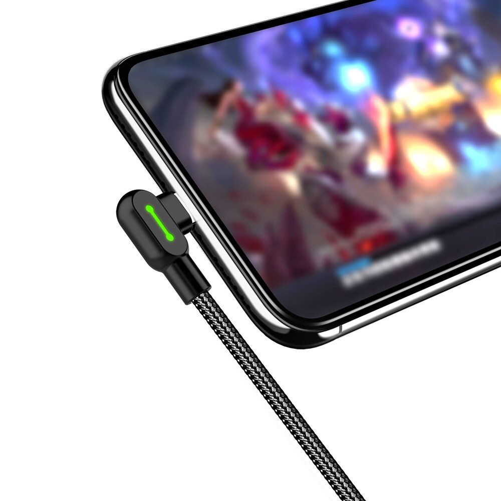 Kabel USB-C z kątową wtyczką podłączony do smartfona, z widocznym zielonym wskaźnikiem LED na złączu. Ekran telefonu wyświetla kolorową grafikę.