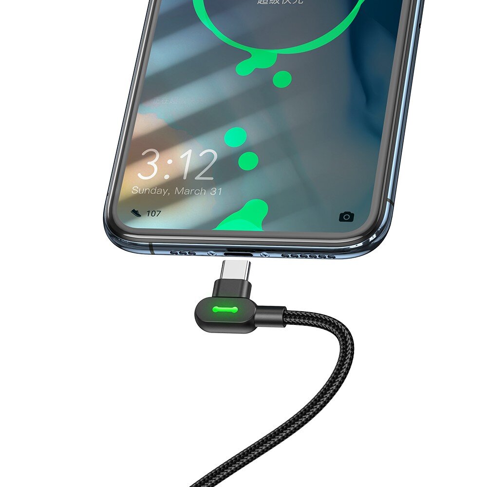 Smartfon z podłączonym kątowym kablem USB-C, na ekranie widoczna jest godzina 3:12 i data Sunday, March 31. Kabel ma plecioną osłonę i świecący na zielono wskaźnik LED.
