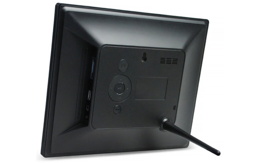 BRAUN DF 1083 cyfrowej ramce na zdjęcia i filmy nieskończonej pętli Braun DF 1083 zdjęć w rozdzielczości 1024×768 px pikseli formacie 4:3 filmy (MPEG1, MPEG2 i MPEG4) dwóm wbudowanym głośnikom (dla audio MP3 i WMA) odtwarzania zdjęć w formie prezentacji slajdów podkładem muzycznym - ramka od tyłu na białym tle