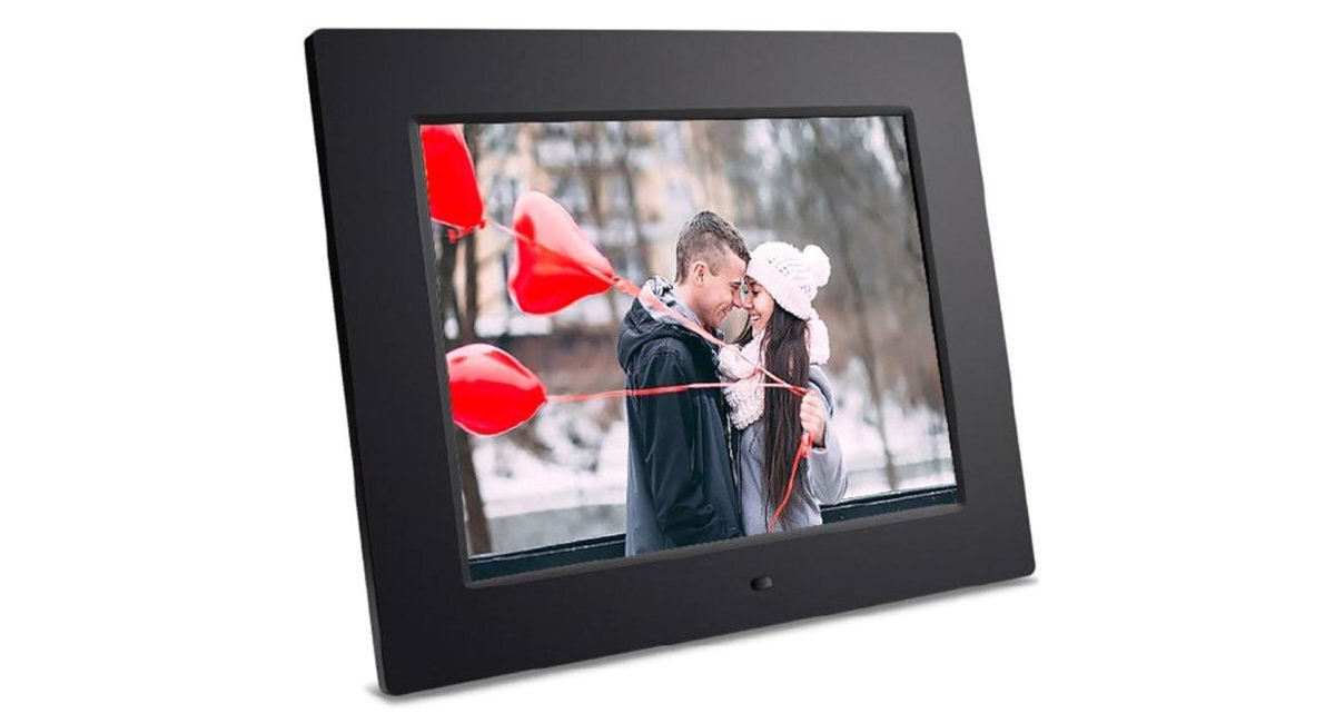 BRAUN DF 1083 Braun DF 1083 ekran TFT IPS 13,3 cala (33,78 cm), technologią podświetlenia LED ekranie menu dołączony pilot zdalnego sterowania regulację jasności, kontrastu i nasycenia barw funkcji zegara i kalendarza czas włączania i wyłączania Braun DigiFrame 1083 - ramka od przodu na białym tle