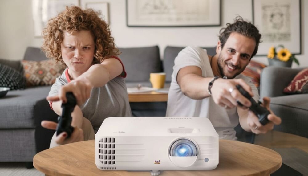 Projektor VIEWSONIC PX701-4K rozrywka 4K duży ekran, projektor stojący na stoliku w pomieszczeniu