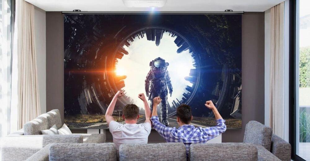 Projektor VIEWSONIC PX701-4K ekran ponad 100 cali elastyczna instalacja łatwy transport, obraz wyświetlany na ekranie projekcyjynym w pomieszczeniu