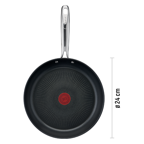 Na obrazie widoczna jest patelnia z czarną powłoką i czerwonym okrągłym wskaźnikiem na środku. Rączka jest srebrna z logo TEFAL.