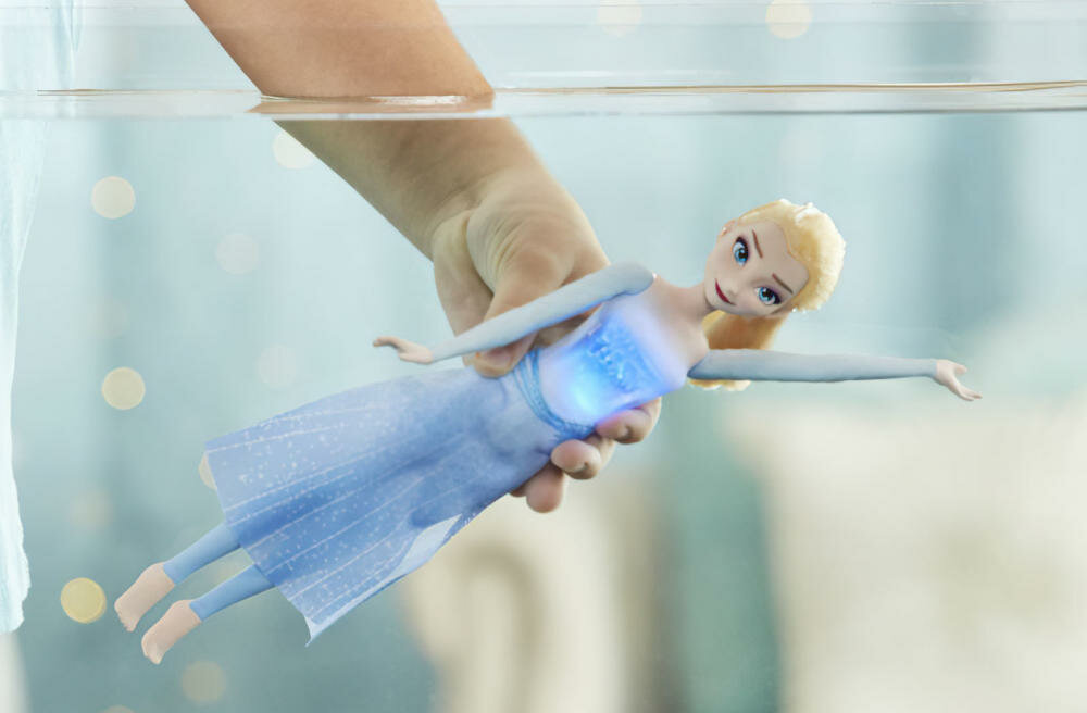 HASBRO-DISNEY-KRAINA-LODU lalka wodna zabawa gorset rozświetlony światła kolory fioletowy niebieski magia