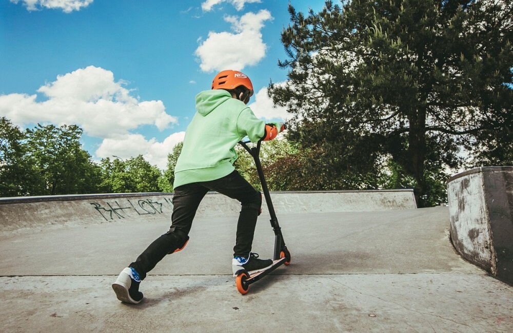 Hulajnoga SPOKEY Strike Czarno pomarańczowy backflipy i inne triki w najlepszym stylu Stworzona do wykonywania tricków i jazdy w skateparku