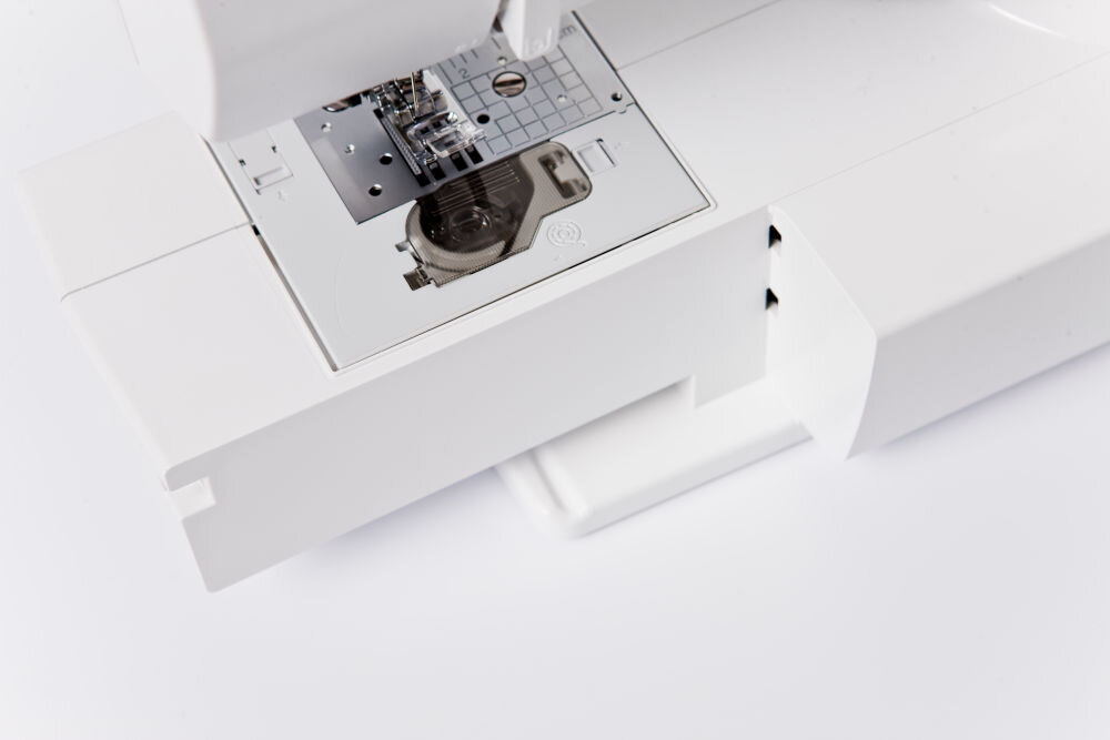 Maszyna do szycia BROTHER Little Angel KE20 chwytacz rotacyjny łatwy monrtaż dolnej szpulki od góry szybkie ładowanie bębenka rozwiązanie techniczne minimalizacja problemów z plątaniem nici i awariami 