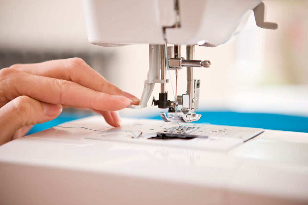 Maszyna do szycia BROTHER Little Angel KE20 szereg dodatkowych funkcji komfort efektywność pracy 6-stopniowa konstrukcja zabków precyzyjne prowadzenie materiałów ochraniacz palców bezpieczeństwo użytkowania automat do nawlekania igły przyspieszenie przygotowania maszyny do szycia 