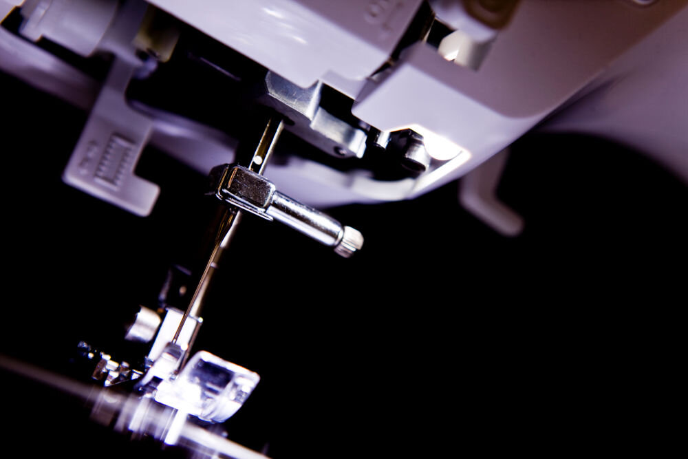 Maszyna do szycia BROTHER Little Angel KE20 automatyczne ryglowanie ściegu solidne zakończenie funkcja nawijania nici na dolna szpulkę wbudowane oświetlenie dobra widoczność obszaru pracy zatrzaskowy system mocowanie stopek szybka bezproblemowa wymiana 