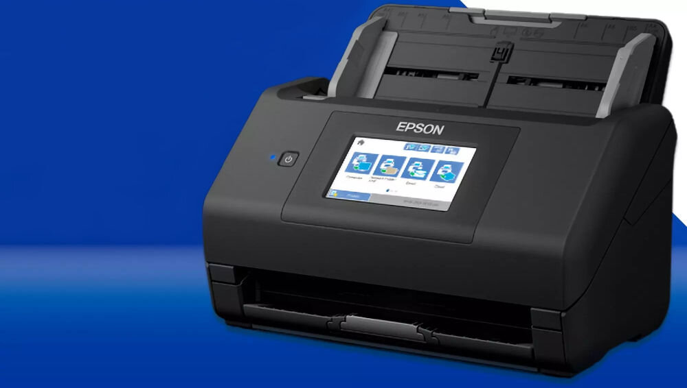 Skaner EPSON WorkForce ES-580W Wi-Fi prezentacja skanera od przodu pod kątem na biało-granatowym tle autonomiczne skanowanie do chmury i USB niezależne od PC efektywność