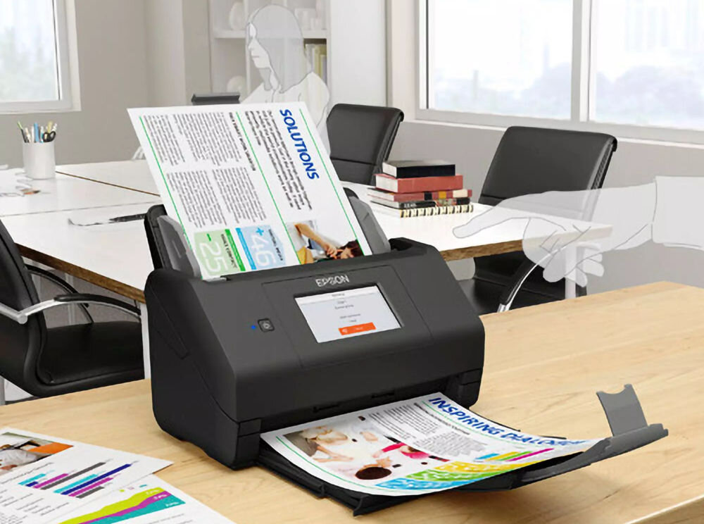 Skaner EPSON WorkForce ES-580W Wi-Fi prezentacja skanera pod kątem na biurku w tle biuro wizualizacja korzystania ze skanera łącza USB 3.0 Wi-Fi Wi-Fi Direct Ethernet elastyczne dopasowanie