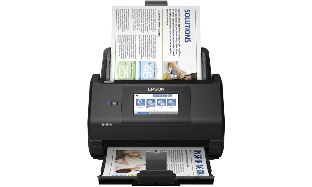 Skaner EPSON WorkForce ES-580W Wi-Fi prezentacja skanera od przodu z włożoną do podajnika kartką i z wychodzącą kartką na białym tle szybkie skanowanie dwustronne 35 stron minutę kolor monochromatyczne automatyczny podajnik