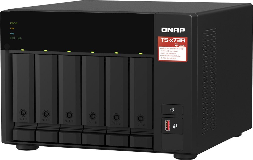 Serwer plików QNAP TS-673A-8G Czarna obudowa widoczna pod kątem, z sześcioma zatokami na dyski i panelem z przyciskiem zasilania oraz portem USB, kompatybilność, dyski, przestrzeń na pliki