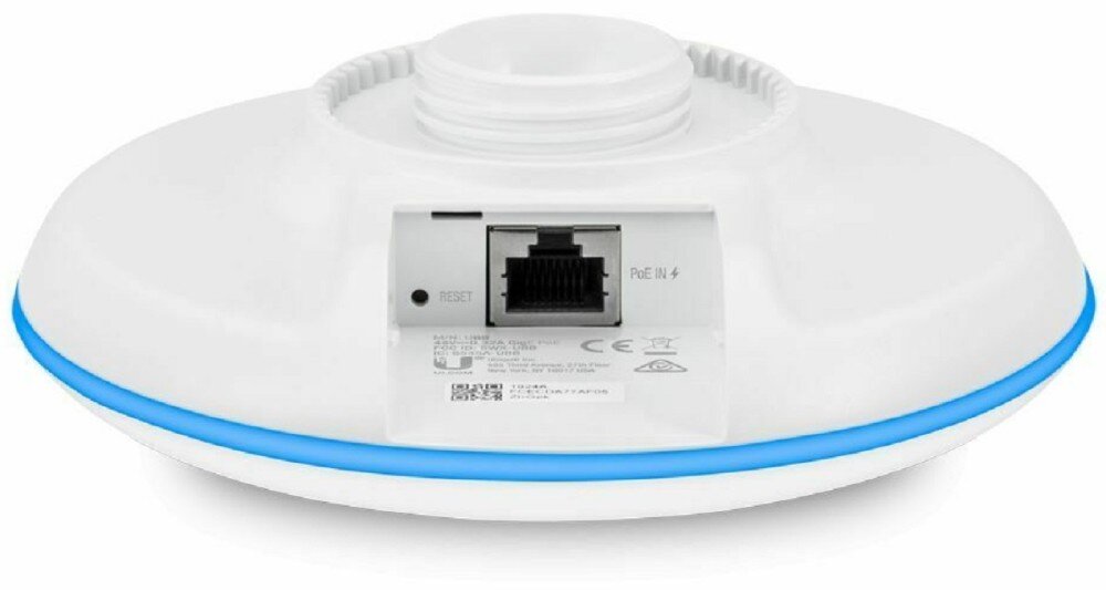 Punkt dostępu UBIQUITI UniFi Building Bridge Tylna część obudowy urządzenia z widocznym portem Ethernet oraz przyciskiem resetu umieszczonymi we wnęce poniżej gwintu montażowego
