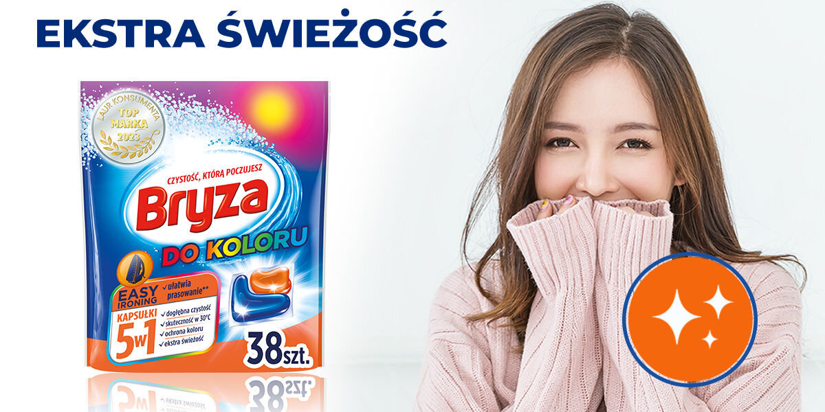 Kapsułki do prania BRYZA 5 w 1 Easy Ironing - 38 szt. napis ekstra świeżość osoba opakowanie kapsułek obok osoby w swetrze