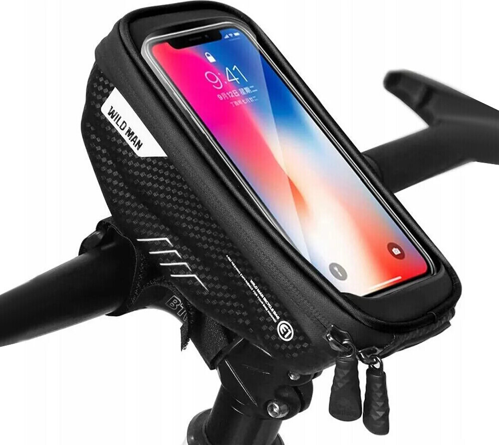 Czarna torba rowerowa na kierownicę z przezroczystym panelem, w którym umieszczony jest smartfon. Na torbie widoczny jest napis \'WILD MAN\'.