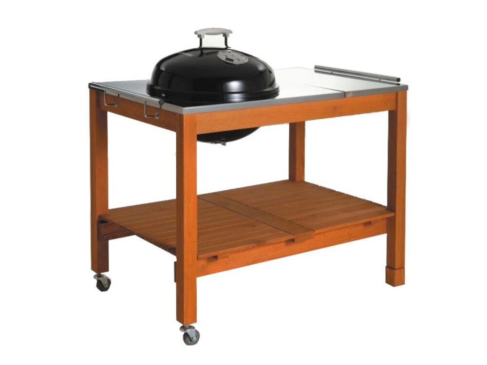 Grill węglowy LANDMANN 11484 o kulistym kształcie na drewnianym stole z blatem ze stali szlachetnej na taras w ogrodzie