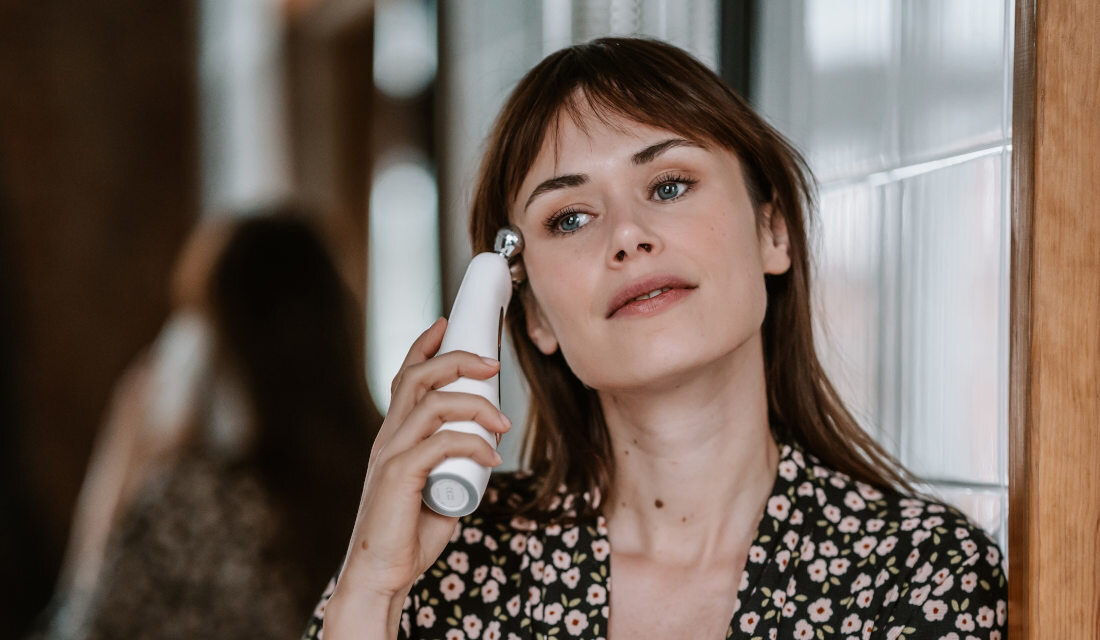 Urządzenie do pielęgnacji twarzy BEAUTIFLY B-Booster PRO Tryb anti-aging Elektryczna Stymulacja Mięśni poprawienia konturu owal twarzy pobudzenie mięni napięcie ujędrnienie impulsy elektryczne