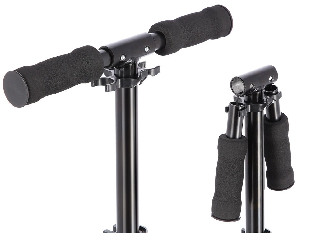 Hulajnoga NILS EXTREME HM210 Czarno-srebrny zbliżenie na kierownicę w dwóch pozycjach rozłożonej i złożonej regulacja kierownicy w zakresie 88,5-98 cm dostosowanie do wzrostu użytkownika piankowe rączki chronią dłonie przed otarciami pewny chwyt możliwość złożenia rączek swobodne przenoszenie i przechowywanie