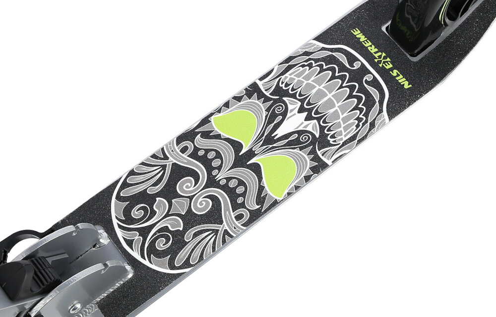 Hulajnoga NILS EXTREME HM210 Czarno-srebrny zbliżenie na platformę lekka platforma z wysokiej jakości aluminium antypoślizgowa powierzchnia szeroki podest o wymiarach 32 x 11,3 cm bezpieczne użytkowanie makymalna waga użytkowanika do 100 kg solidność komfort