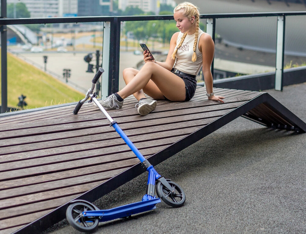 Hulajnoga NILS EXTREME HM205 Niebieski hulajnoga oparta o ścianę niepowtarzalny design funkcjonalność niezapomnianą frajdę z jazdy ergonomiczna konstrukca solidne materiały dla dzieci młodzieży dorosłych od 9 roku życia rozwój koordynacji ruchowej równowagi kondycji dziecka uniwersalny design dla dziewczynek i chłopców