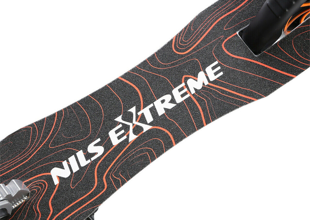 Hulajnoga NILS EXTREME HM203 Czarno-srebrny zbliżenie na platformę lekka platforma z wysokiej jakości aluminium antypoślizgowa powierzchnia szeroki podest o wymiarach 34,5 x 12,5 cm bezpieczne użytkowanie makymalna waga użytkowanika do 100 kg solidność komfort