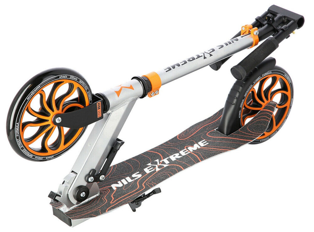 Hulajnoga NILS EXTREME HM203 Czarno-srebrny hulajnoga w pozycji złożonej lekka aluminiowa rączka wygodny chwyt i trwałość funkcja składania wymiary po złożeniu 78,5 x 15 x 35 cm łatwe przechowywanie i przenoszenie waga 4,1 kg