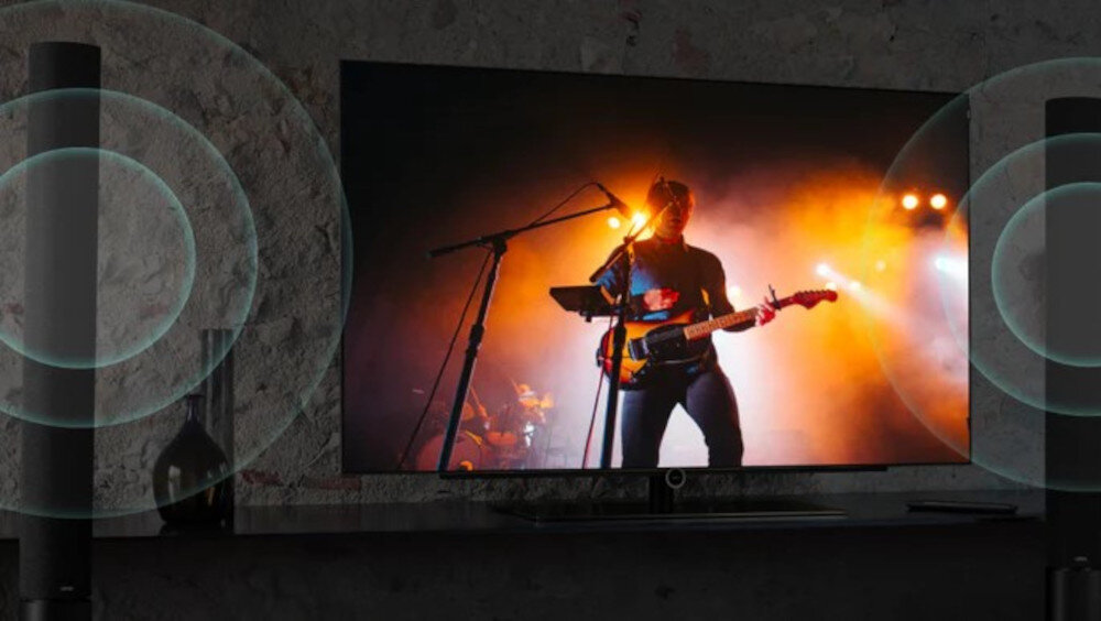 Kabel HDMI - HDMI UNITEK 5 m - Audio w wysokiej jakości, telewizor zawieszony na ścianie pomiędzyu kolumnami z których wydobywa się dźwięk