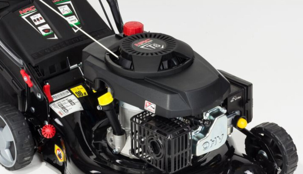 Kosiarka spalinowa NAC LS42-146-NG z napędem silnik 4-suwowy górnozaworowy NAC długa bezawaryjna praca pojemność 146 cm3 w technologii OHV moc 3 kW 3000 obr./min maksymalny moment obrotowy 7 Nm