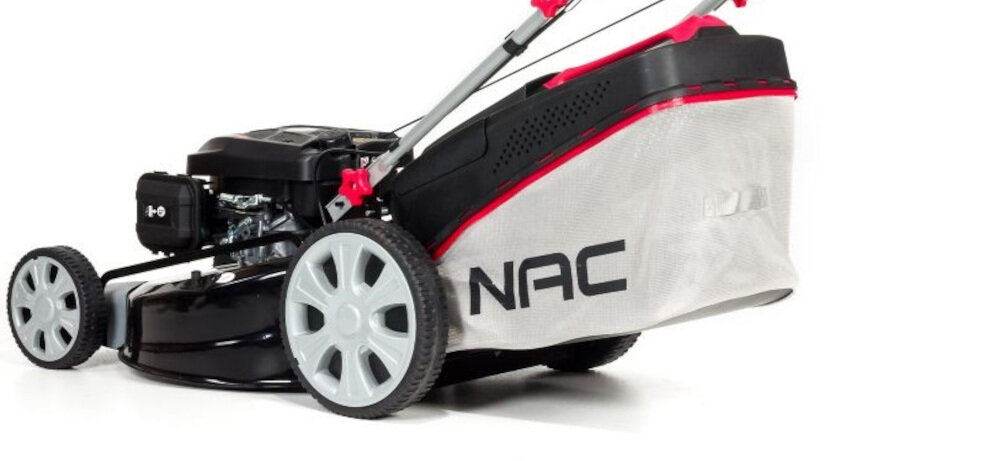 Kosiarka spalinowa NAC LS55-175-HSD-LI z napędem kosz siatkowy 70 l pojemności plastikowa pokrywa przeciwpyłowa aerodynamiczne prowadzenie powietrza duży otwór uchwyt transportowy