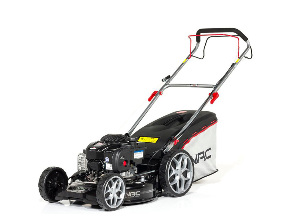 Kosiarka spalinowa NAC LS46-500E-HSS-JR Briggs & Stratton 500 E z napędem kompaktowe bardzo solidne urządzenie obudowa ze stali odporność na uderzenia i działanie warunków atmosferycznych w czarno-szaro-czerwonym kolorze