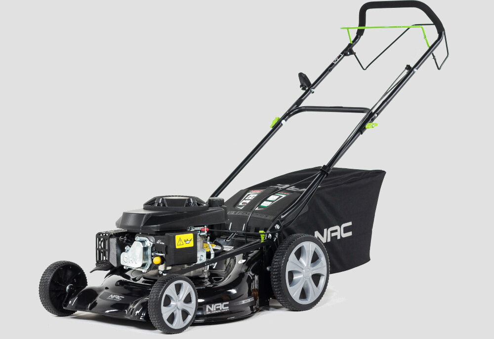 Kosiarka spalinowa NAC LS50-146-HS-NG z napędem obudowa z metalu kompaktowe solidne urządzenie odporność na uderzenia działanie warunków atmosferycznych koła zmniejszające opory toczenia 18 cm na przód 25 cm na tył czarno-czerwonym kolorze