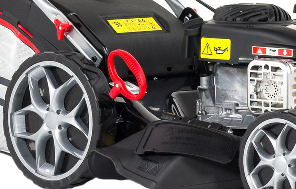 Kosiarka spalinowa NAC LS46-450E-HSS-JR Briggs & Stratton 450E z napędem preferowanej wysokości trawy 25-75 cm centralnej regulacja mechanizm sprężynowy 6-stopniowej skali noże z wysokiej jakości materiałów wyprofilowanie noży kształtowanie krawędzi tnących szerokość robocza 46 cm