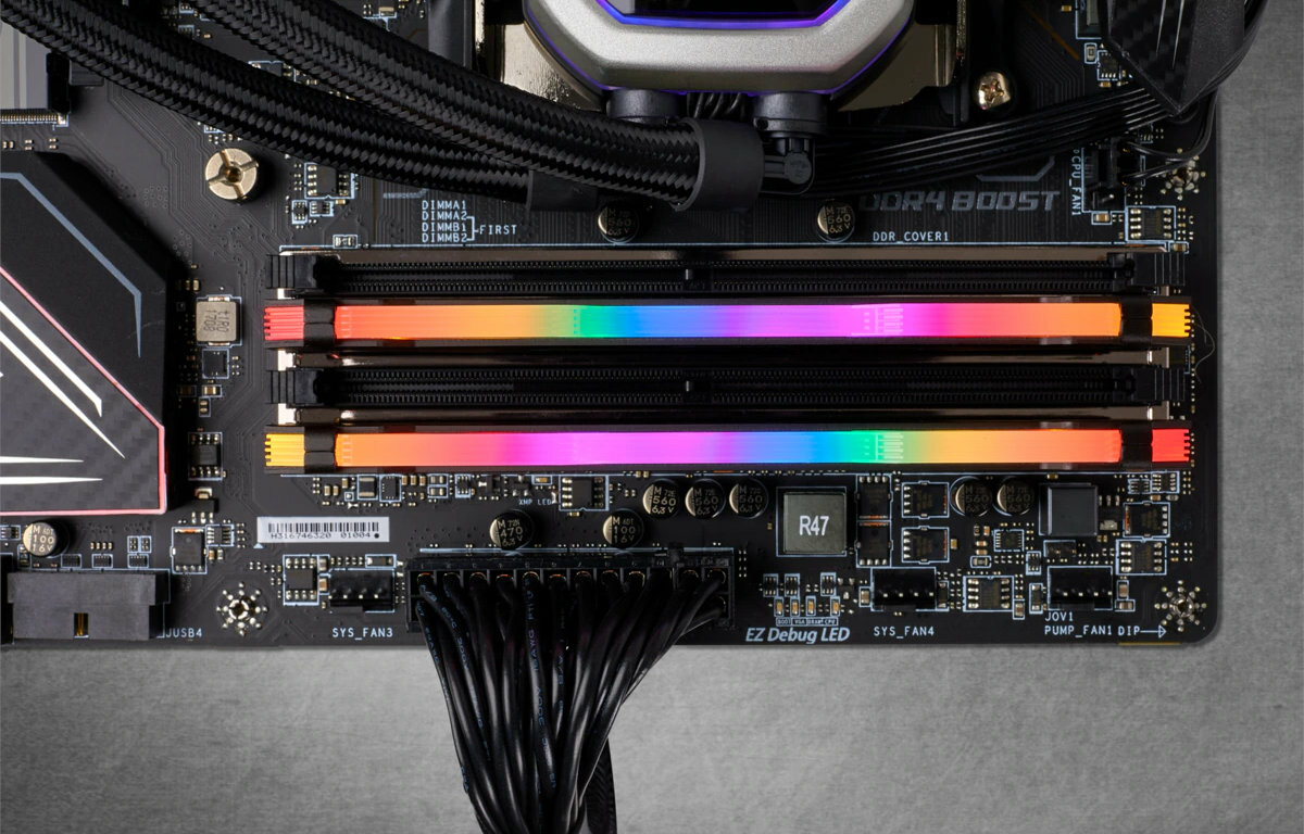 CORSAIR-VEGEANCE-PRO-RGB-32GB-lifestyle2