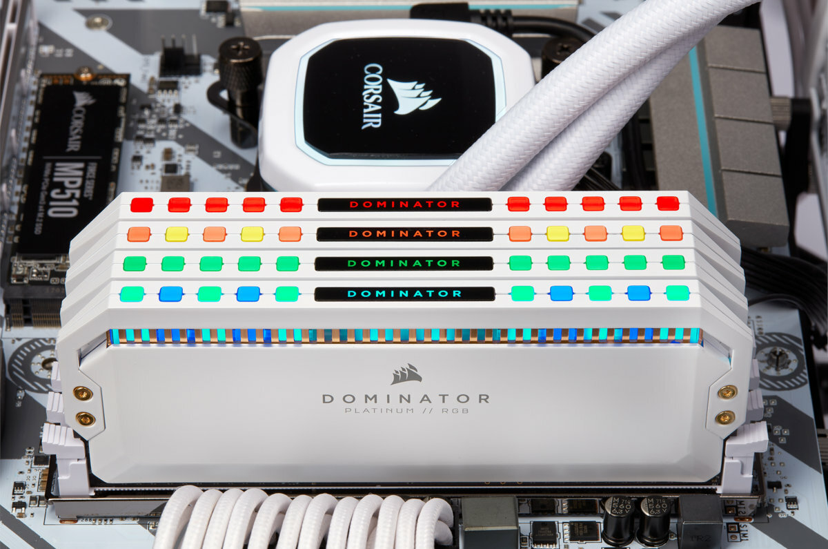 CORSAIR-DOMINATOR-PLATINUM-RGB-16GB-3600MHz-lifestyle2