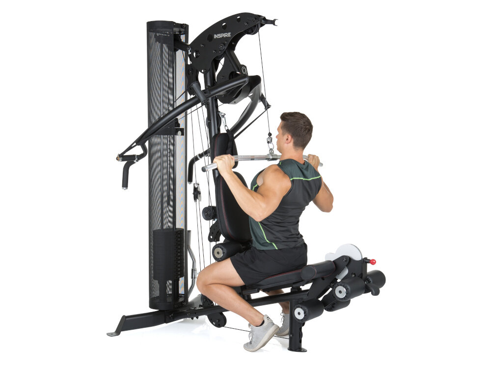 Atlas FINNLO Maximum Inspire M2 urządzenie na białym tle osoba siedzi na siedzisku ćwicząc efektywne modelowanie ramion barków i klatki piersiowej funkcja wyciskania ćwiczenia motylkowe sylwetka w kształcie litery V wysokiej jakości wyciąg LAT rozwój mięśni pleców