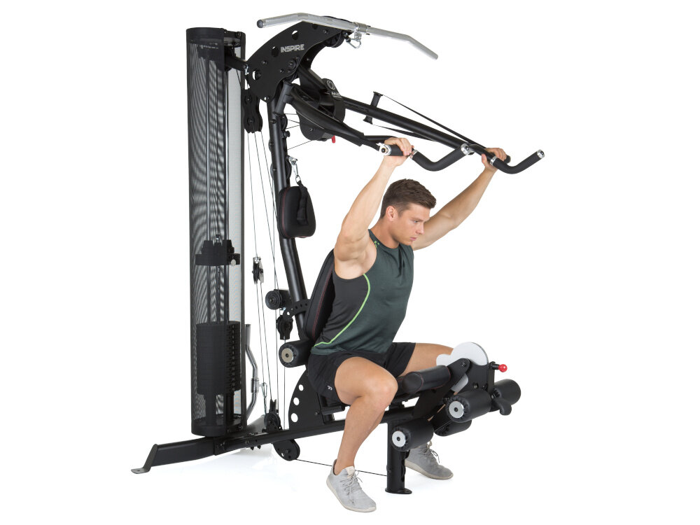 Atlas FINNLO Maximum Inspire M2 urządzenie na białym tle osoba siedzi na siedzisku ćwicząc regulowane oparcie i siedzisko dostosowanie sprzętu do wzrostu i preferencji użytkownika stabilna konstrukcja ergonomiczne siedzisk