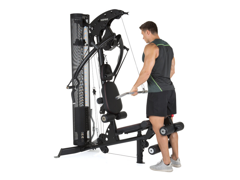 Atlas FINNLO Maximum Inspire M2 urządzenie na białym tle osoba stoi ćwicząc łożyskowane rolki płynność ruchu system obciążenia o wadze 75 kg z możliwością zwiększenia do 96 kg maksymalna waga użytkownika do 130 kg