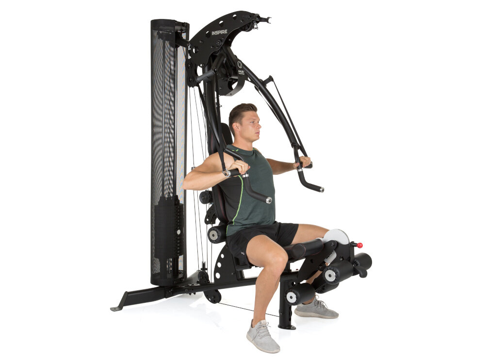 Atlas FINNLO Maximum Inspire M2 urządzenie na białym tle osoba siedzi na siedzisku ćwicząc z wysokiej jakości materiałów stal trwałość stabilność konstrukcji solidne wykończenie długa żywotność sprzętu