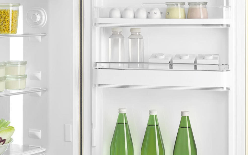 SMEG FAB30RCR5 lodówka półeczki balkoniki przechowywanie produkty spożywcze napoje nabiał jajka porządek