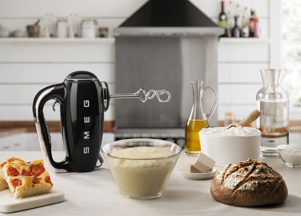 Mikser SMEG HMF01BLEU Czarny design tło prezentacja wizualizacja Styl, który ułatwia gotowanie