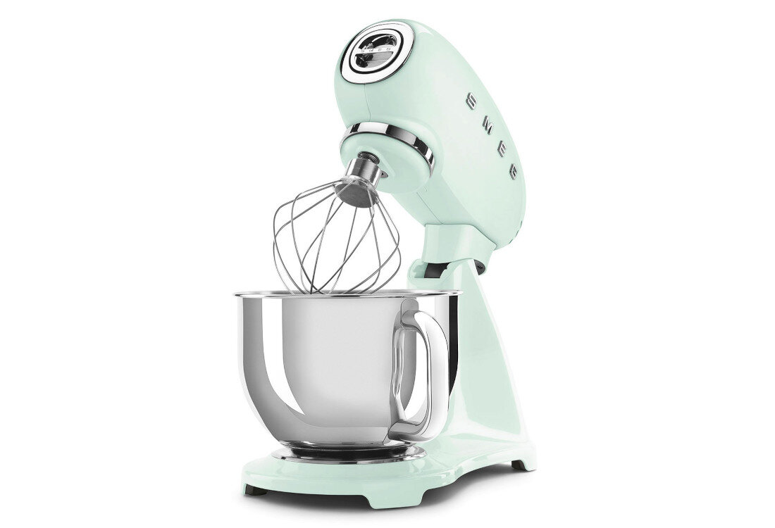 Robot kuchenny planetarny SMEG 50's Style SMF03PGEU 800W Stabilność i bezpieczeństwo pracy Antypoślizgowa podstawa system blokady wbudowane zabezpieczenie przed przeciążeniem silnika ochrona