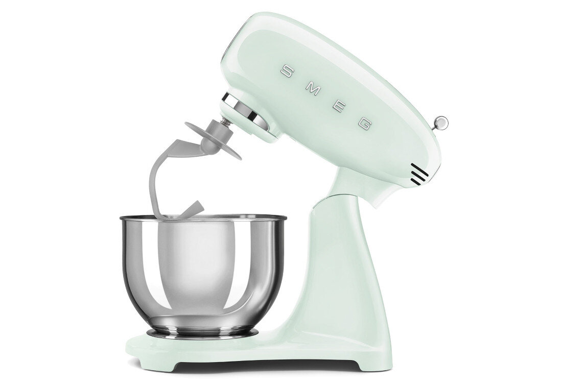 Robot kuchenny planetarny SMEG 50's Style SMF03PGEU 800W Silnik gotowy na wyzwania >Bezpośredni napęd (direct drive) moc cicha praca radzi sobie z ciężkimi ciastami i gęstymi masami